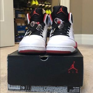 Jordan Retro 5 (Fired red/black tongue)